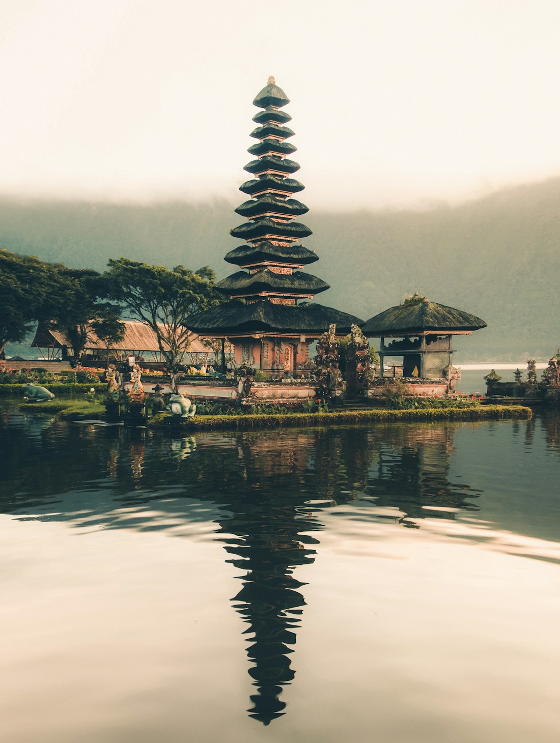 Traditionelles Tor und üppige Natur auf Bali