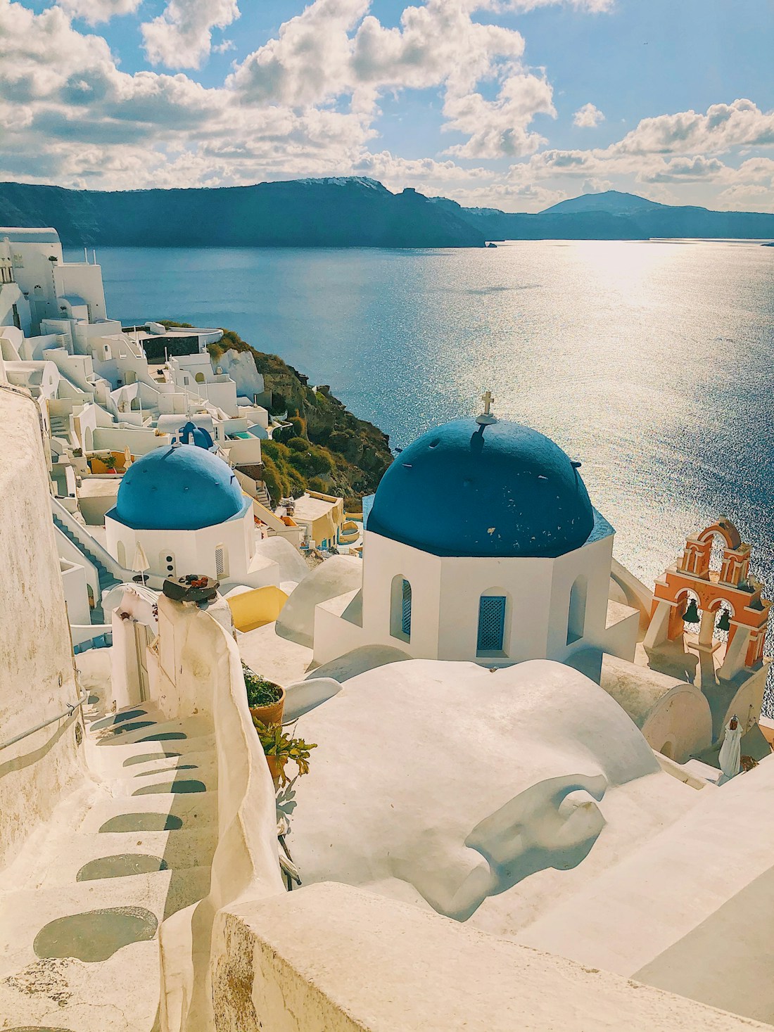 Weiße Häuser und blaue Kuppeln auf Santorini