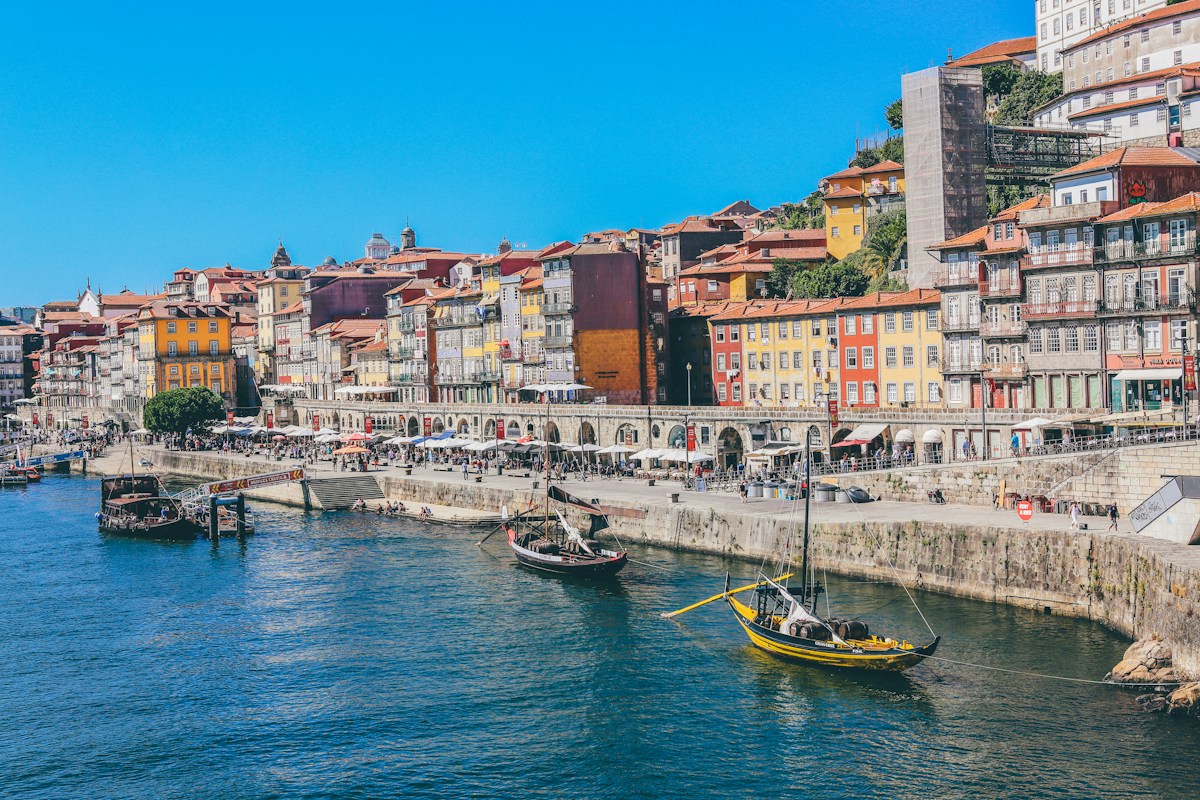 Blick auf eine portugiesische Stadt am Fluss